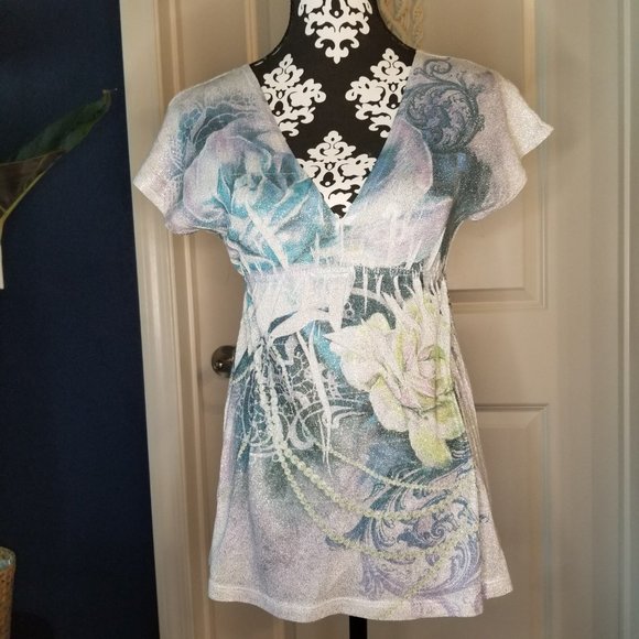 Small Short-Sleeve Shiny Subtle Metallic Floral V-Neck Blouse - Silver - Picture 4 of 5